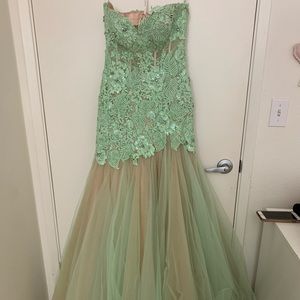 Beautiful green sherri hill prom dress